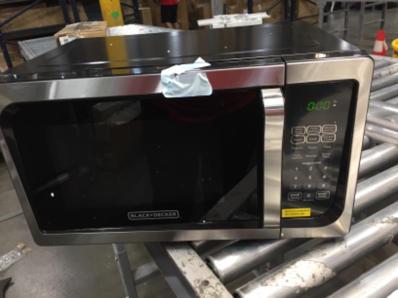 Photo 4 of Black+Decker, Stainless Steel EM925AJK-P1 0.9-Cu. Ft. Pull Handle Microwave

//TESTED AND FUNCTIONAL, MINOR DAMAGE HANDLE COMING OFF 
