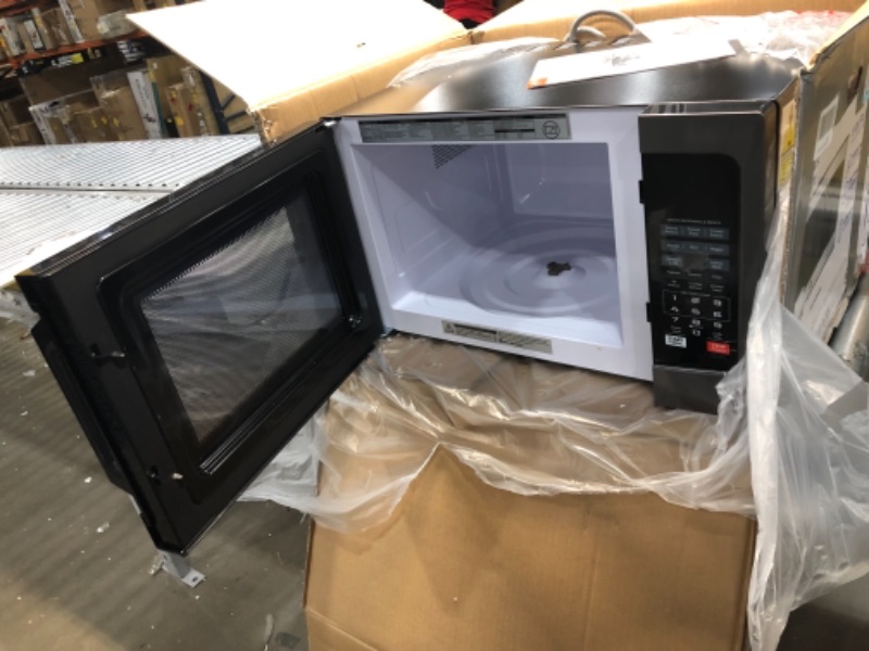 Photo 3 of GE JES1145SHSS 1.1 Cu. Ft. Capacity Countertop Microwave, Stainless Steel
