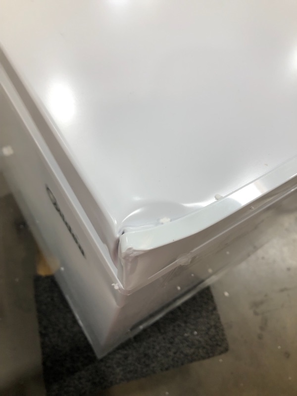 Photo 8 of *SEE last picture for damage*
Midea MRC070S0AWW Chest Freezer, 7.0 Cubic Feet, White, 32. 1" X 21. 7" X 33. 5"