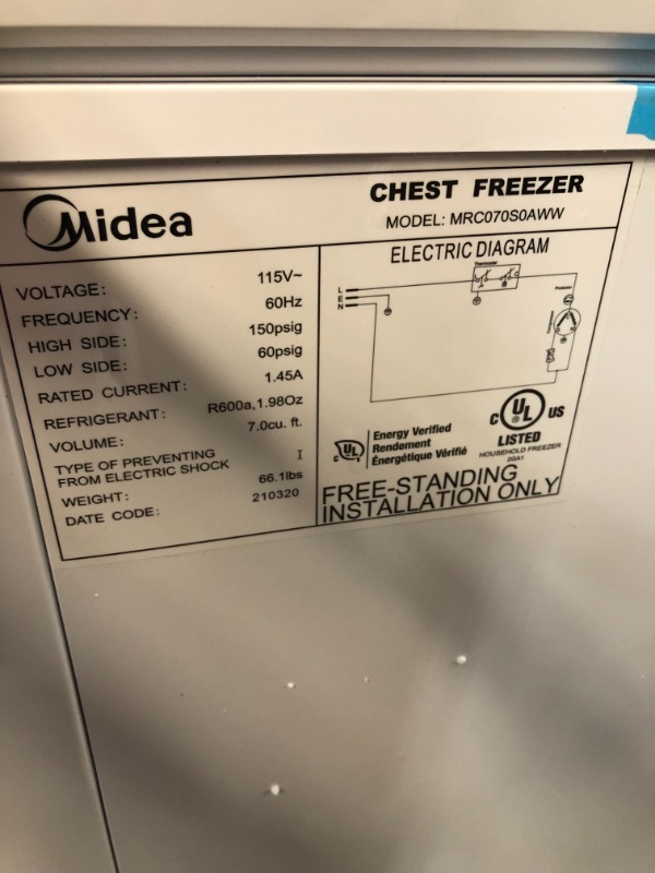 Photo 6 of *SEE last picture for damage*
Midea MRC070S0AWW Chest Freezer, 7.0 Cubic Feet, White, 32. 1" X 21. 7" X 33. 5"
