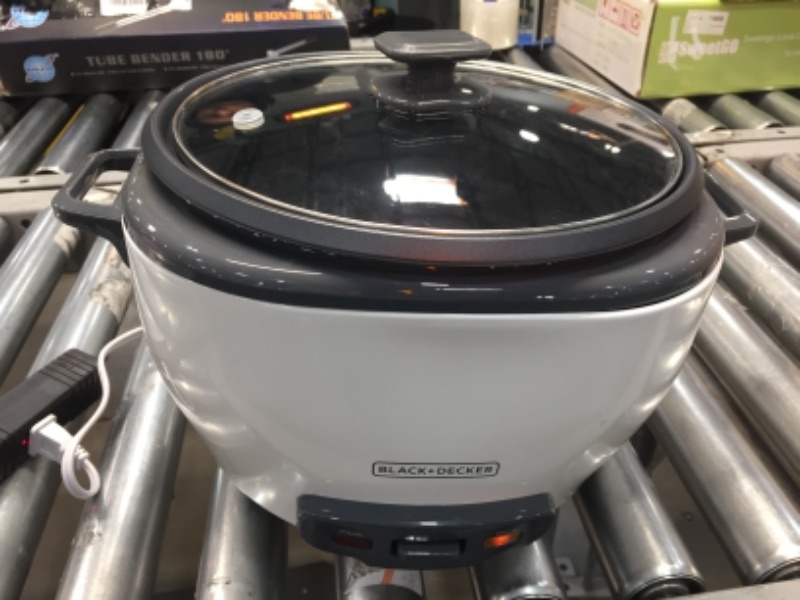 Photo 2 of BLACK+DECKER, White  28 Cup Rice Cooker RC5280

//POWERS ON//DENTED, SEE PICTURE 