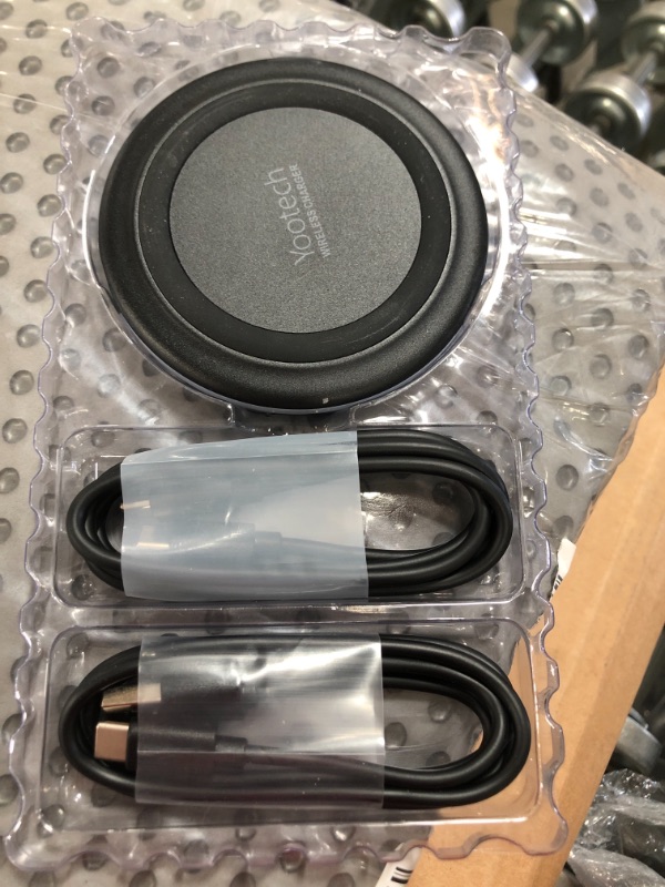 Photo 2 of Yootech Wireless Charger

iPhone 13/13 Pro/13 Mini/13 Pro Max/12/SE 2020/11,Samsung Galaxy S21/S20/Note 10/S10,AirPods Pro(No AC Adapter)