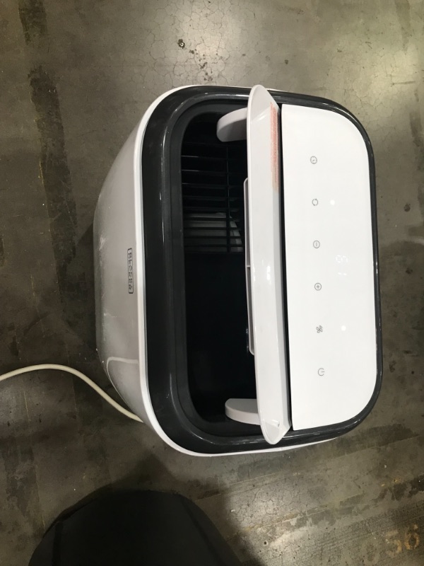 Photo 2 of BLACK+DECKER BPP10WTB Portable Air Conditioner with Remote Control, 10,000 BTU SACC/CEC (14,000 BTU ASHRAE), Cools Up to 450 Square Feet, White
**MISSING ACCESSORIES**