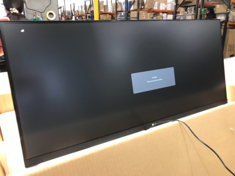 Photo 2 of LG 34WN650-W UltraWide Monitor 34" 21:9 FHD (2560 x 1080) IPS Display, VESA DisplayHDR 400, AMD FreeSync, 3-Side Virtually Borderless Design - Silver
