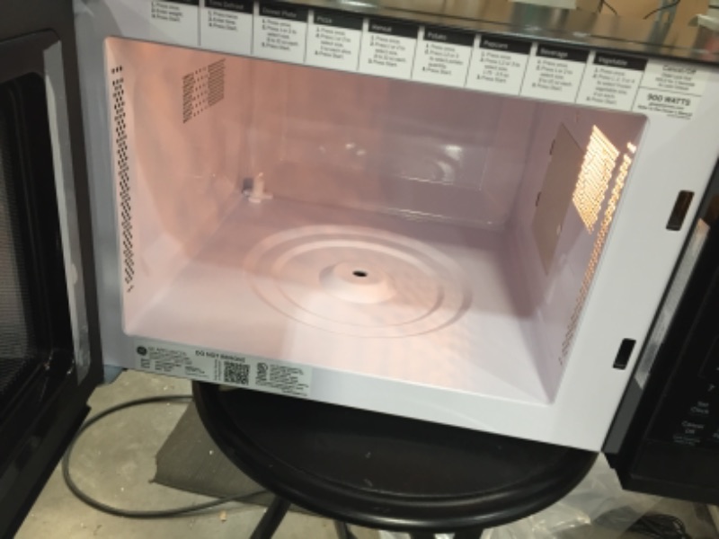 Photo 2 of *READ BELOW*  19" Countertop Microwave Oven with .9 Cu. Ft. Total Capacity Kitchen Timer 10 Power Levels Turntable Auto and Time Defrost in
