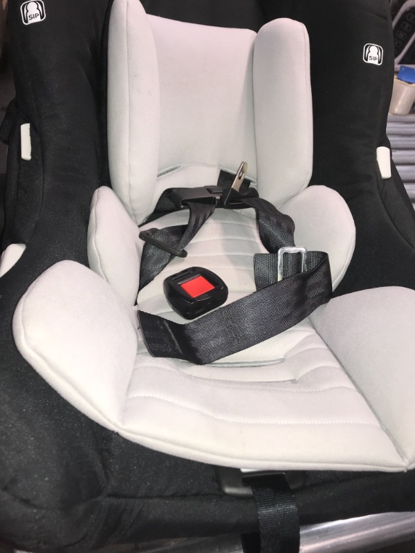 Photo 3 of *Buckle is loose*
STOKKE PIPA BY NUNA INFANT CAR SEAT