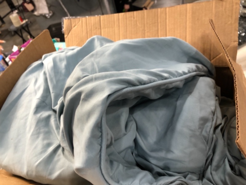 Photo 1 of *Stock photo for reference only*
Queen teal comforter