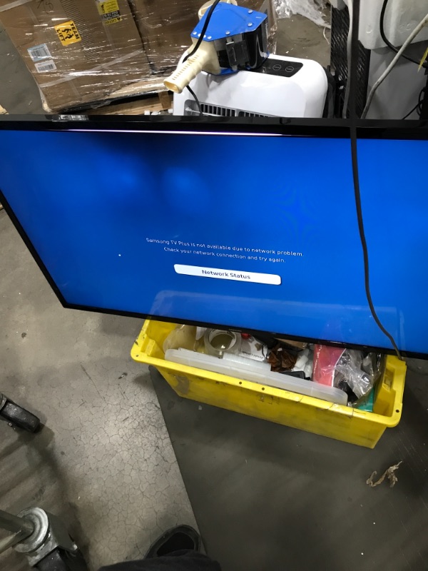 Photo 3 of SAMSUNG 40-inch Class LED Smart FHD TV 1080P (UN40N5200AFXZA, 2019 Model)
MINOR DAMAGE