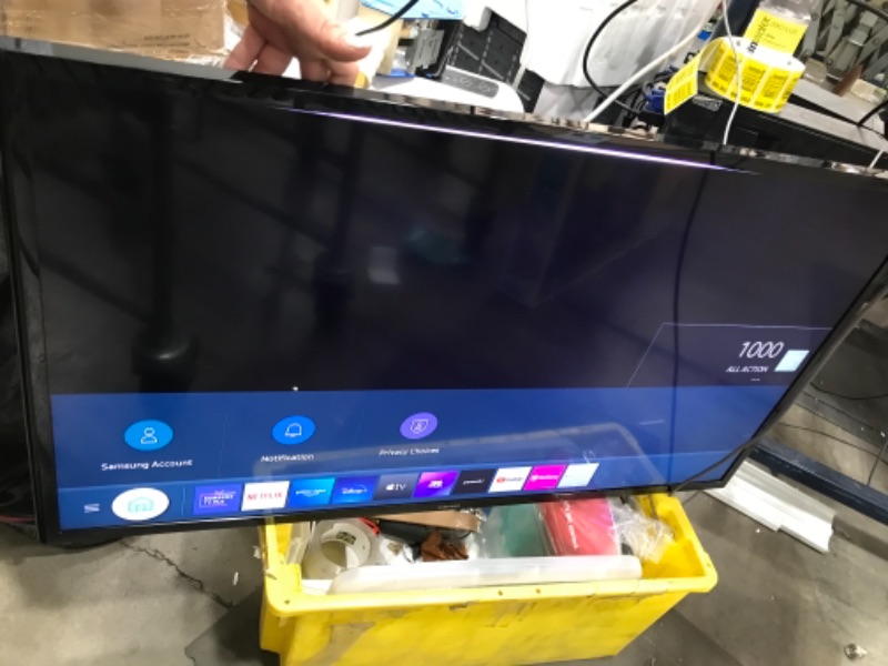 Photo 2 of SAMSUNG 40-inch Class LED Smart FHD TV 1080P (UN40N5200AFXZA, 2019 Model)
MINOR DAMAGE