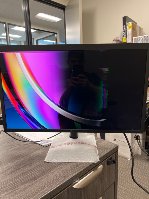 Photo 1 of LG 27MD5KL UltraFine Display