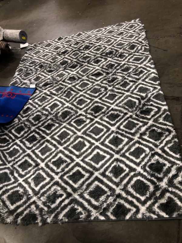 Photo 1 of 6 x 9 grey and white area rug 