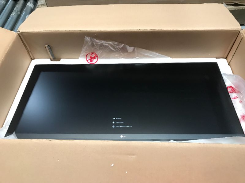 Photo 1 of LG 34WK650-W - 34" Class 21:9 UltraWide® Full HD IPS LED Monitor with HDR 10 (34" Diagonal)