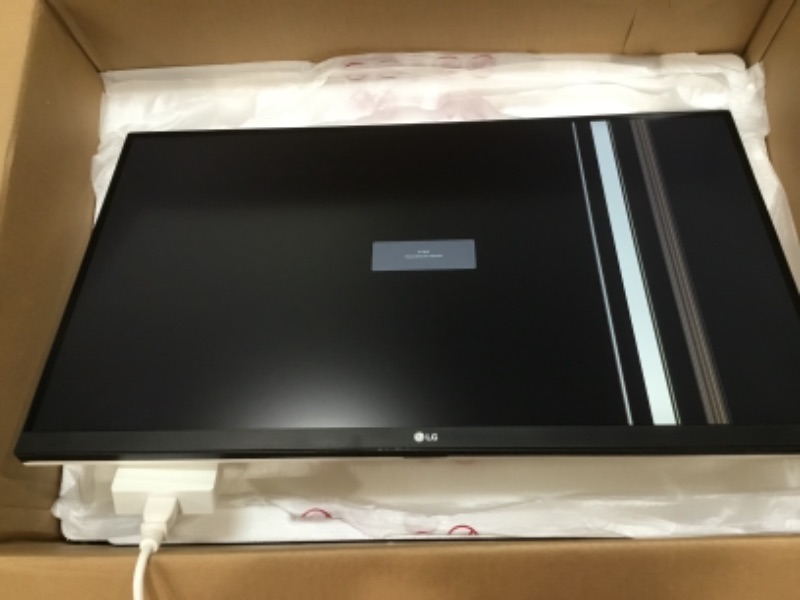 Photo 2 of LG 27UL850-W 27" UHD (3840 x 2160) IPS Display with VESA DisplayHDR 400