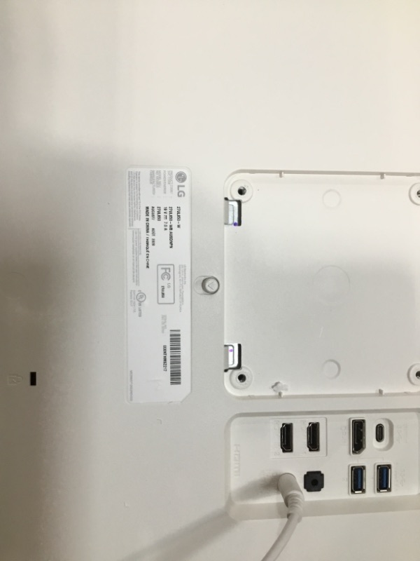 Photo 1 of LG 27UL850-W 27" UHD (3840 x 2160) IPS Display with VESA DisplayHDR 400