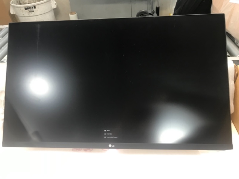 Photo 1 of MINOR DAMAGED LG 32UN650-W 32 Inch UHD (3840 x 2160) IPS Ultrafine Display with HDR10 Compatibility, DCI-P3 95% Color Gamut, AMD FreeSync, and 3-Side Virtually Borderless Height Adjustable Stand, Silve/White
