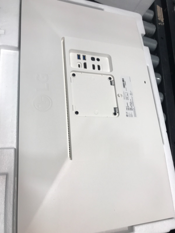 Photo 1 of LG 27UL850-W 27 Inch UHD (3840 x 2160) IPS Display with VESA DisplayHDR 400 and USB Type-C Connectivity, White
