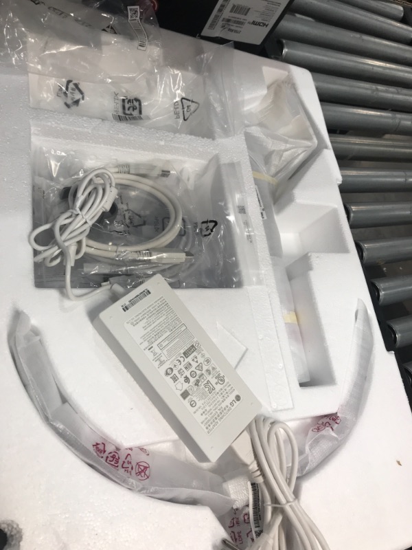 Photo 1 of LG 27UL850-W 27 Inch UHD (3840 x 2160) IPS Display with VESA DisplayHDR 400 and USB Type-C Connectivity, White
