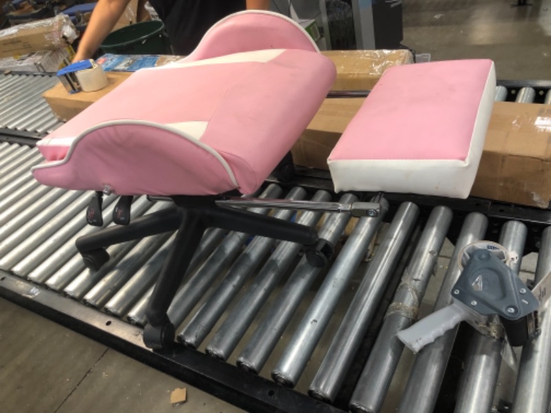 Photo 1 of pink gaming chair