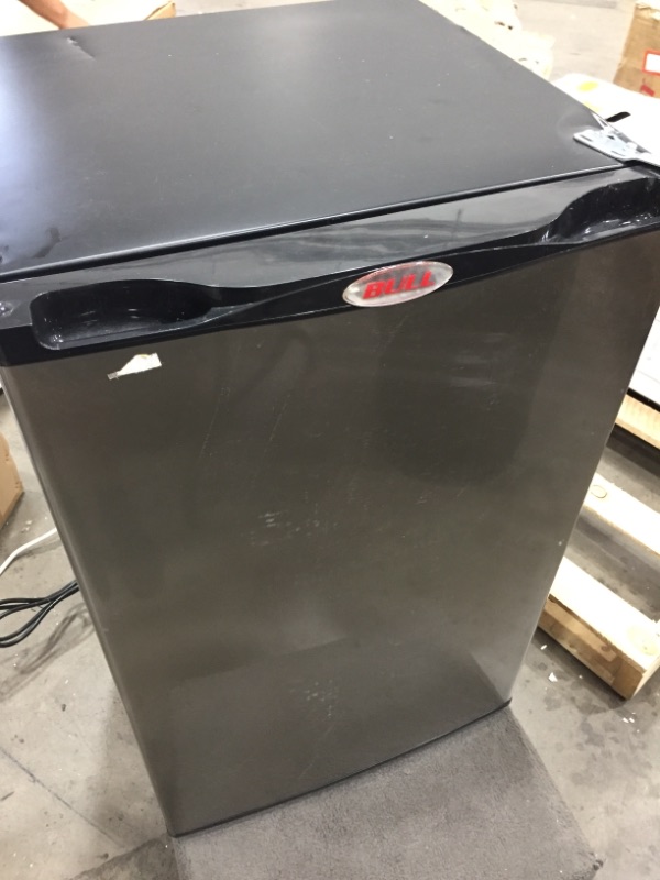 Photo 4 of Bull Outdoor Products 11001 Stainless Steel Front Panel Refrigerator

//TESTED AND NONFUNCTIONAL, MINOR DAMAGE WITH DENTS, PARTS ONLY 
