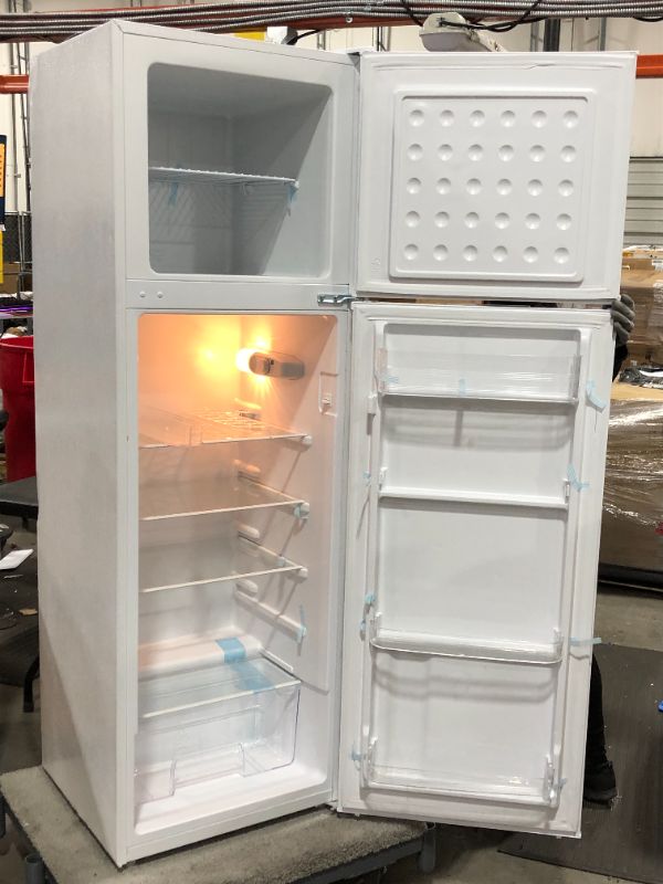 Photo 3 of 10 cu. ft. Top Freezer Refrigerator in White
by RCA