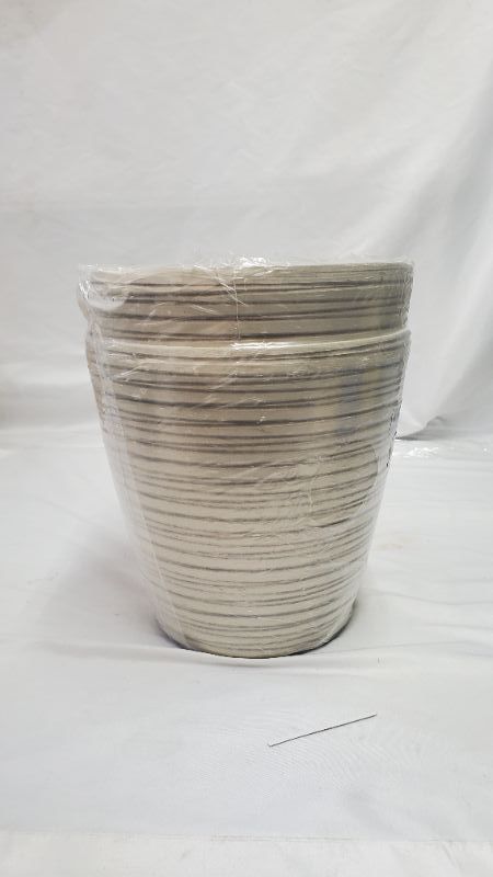 Photo 1 of 2 MEDIUM PLANT POTS