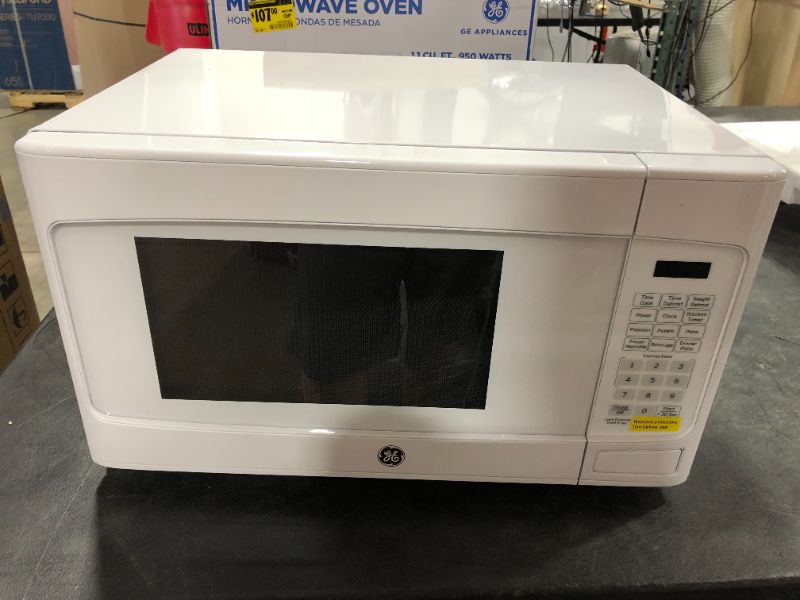 Photo 1 of GE JES1145DLWW - Microwave oven - freestanding - 1.1 cu. ft - 950 W - white
SOLD FOR PARTS 