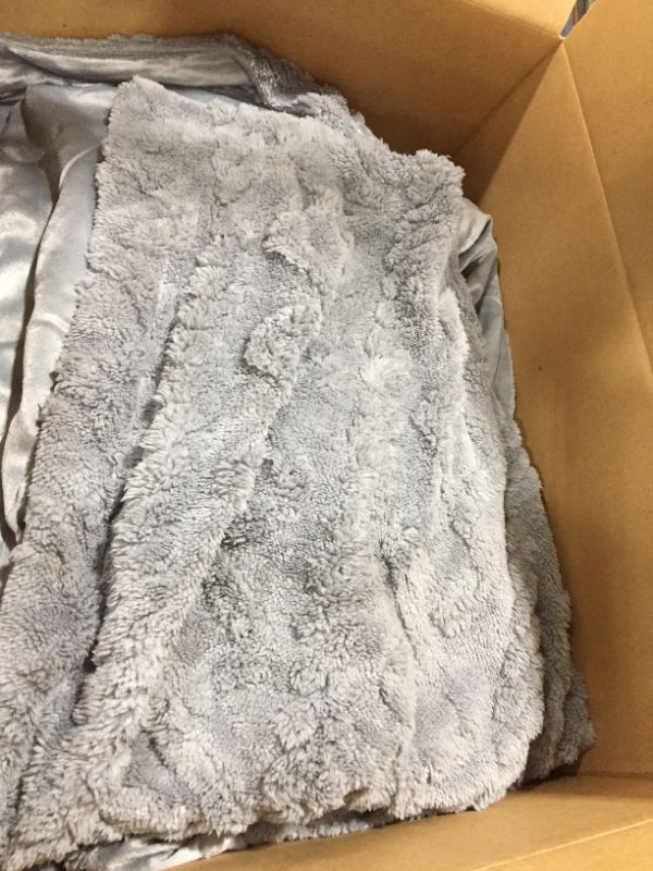 Photo 2 of Bedsure Fluffy Comforter Cover - Faux Fur Tufted Duvet Cover Queen Size, Grey Plush Fuzzy Duvet Cover Set, 3 Pieces (1 Duvet Cover + 2 Pillow Shams)
