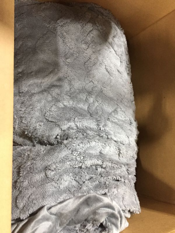 Photo 3 of Bedsure Fluffy Comforter Cover - Faux Fur Tufted Duvet Cover Queen Size, Grey Plush Fuzzy Duvet Cover Set, 3 Pieces (1 Duvet Cover + 2 Pillow Shams)
