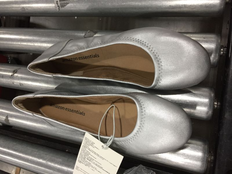 Photo 2 of Amazon Essentials Women's Belice Ballet Flat SIZE 8.5
