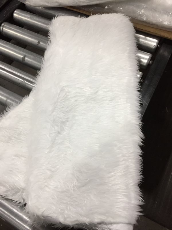 Photo 3 of yuboo White Fur Christmas Tree Skirt, 48 inches Fluffy Xmas Tree Rug Skirt Decorations for Holiday Party
