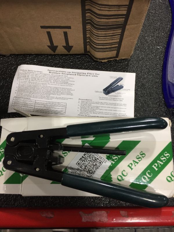 Photo 2 of Wire Longitudinal Stripper Portable Non-slip Optical Fiber Cable Cutter Carbon Steel Wire Stripping Pliers with Rubber Handle Portable Fiber Optic Stripping Tool
