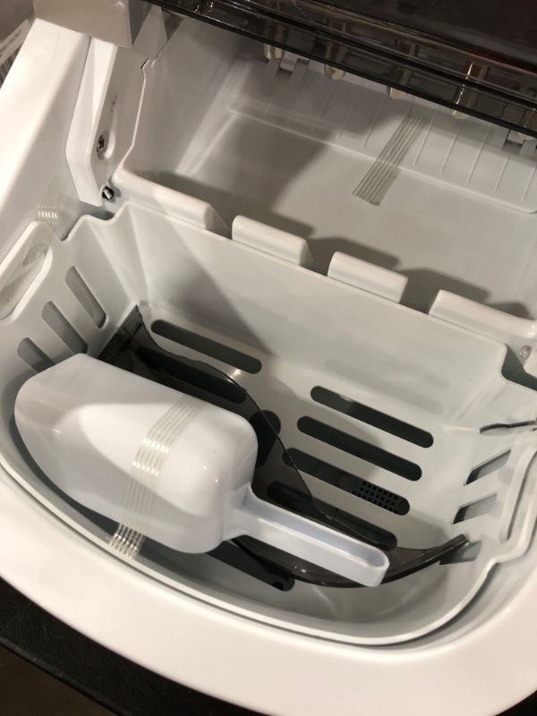 Photo 1 of Frigidaire EFIC189-Silver Compact Ice Maker, 26 lb per Day, Silver. broken plastic lid.
