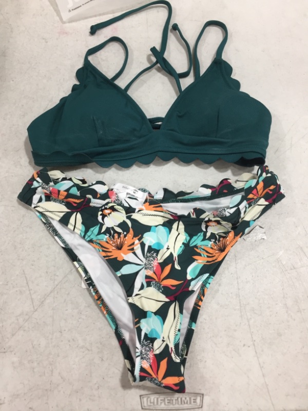 Photo 2 of CUPSHE Green Scalloped Edge V-Neck Printed Bottom Bikini (XL)
