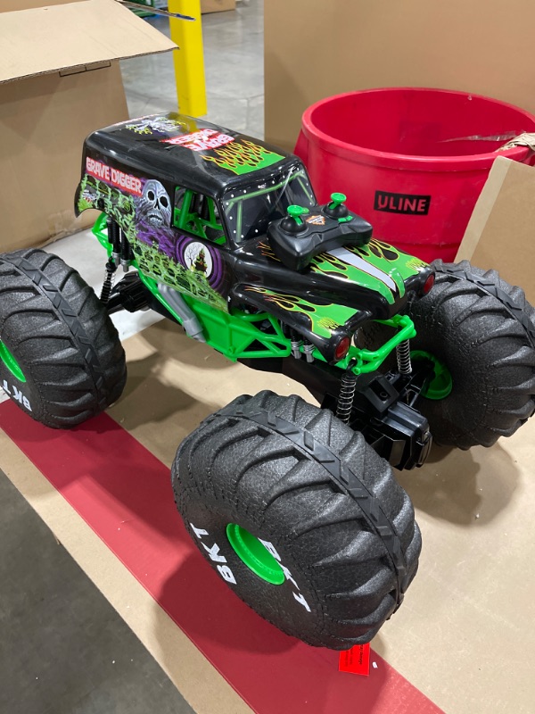 Photo 7 of Monster Jam, Official Mega Grave Digger All-Terrain- Monster Truck with Lights, 1: 6 Scale
