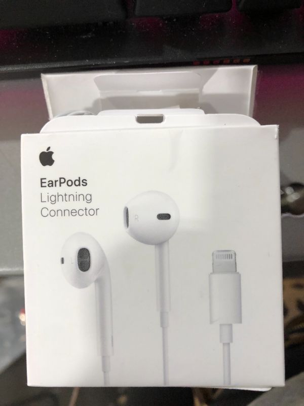 Photo 2 of Apple EarPods with Lightning Connector - White
