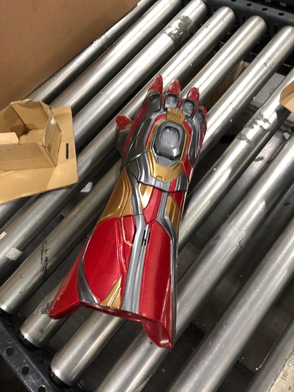 Photo 2 of Hasbro F0196,Marvel Legends Series Iron Man Nano-handschoen elektronische vuist met scharnierpunten,Multi kleuren
