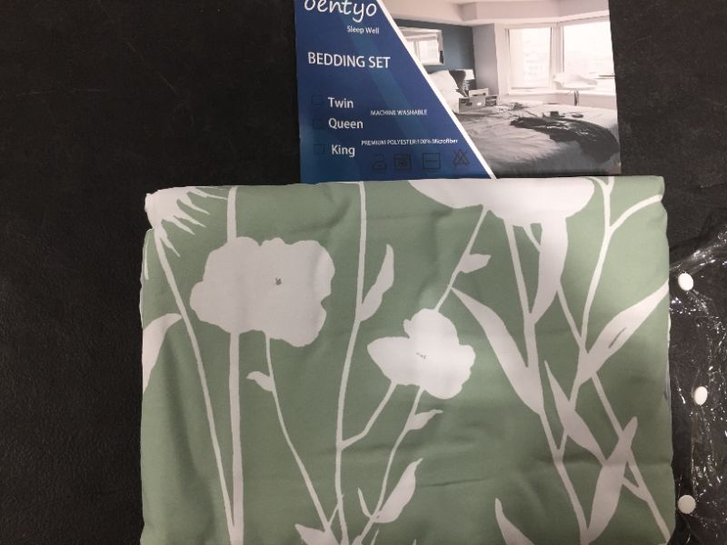 Photo 2 of 3 Pieces Queen Duvet Cover Set, Microfiber Soft White Plant Floral Duvet Cover Lightweight Bedding Set with Zipper Closure & 2 Pillow Cases