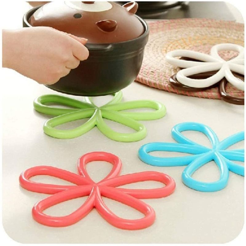 Photo 1 of 5pcs Plum-Shaped Anti -Slip Table mat Heat pad Insulated hot Pot mat Kitchen Placemats Insulation mats(Color Random)