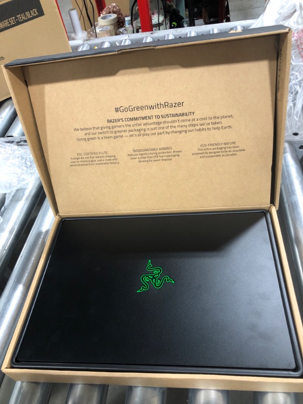 Photo 5 of Razer Blade 14 Gaming Laptop: AMD Ryzen 9 5900HX 8 Core, NVIDIA GeForce RTX 3070, 14" QHD 165Hz, 16GB RAM, 1TB SSD - CNC Aluminum - Chroma RGB - THX Spatial Audio - Vapor Chamber Cooling
