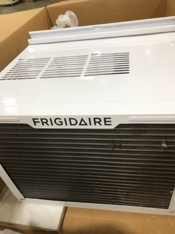 Photo 4 of Frigidaire Gallery 550-sq ft Window Air Conditioner (115-Volt; 12000-BTU) ENERGY STAR
