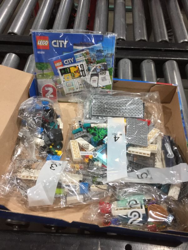 Photo 2 of LEGO City Family House Building Kit 60291
