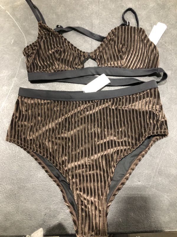 Photo 1 of CUPSHE TWO PIECE SWIMSUIT 
SIZE M