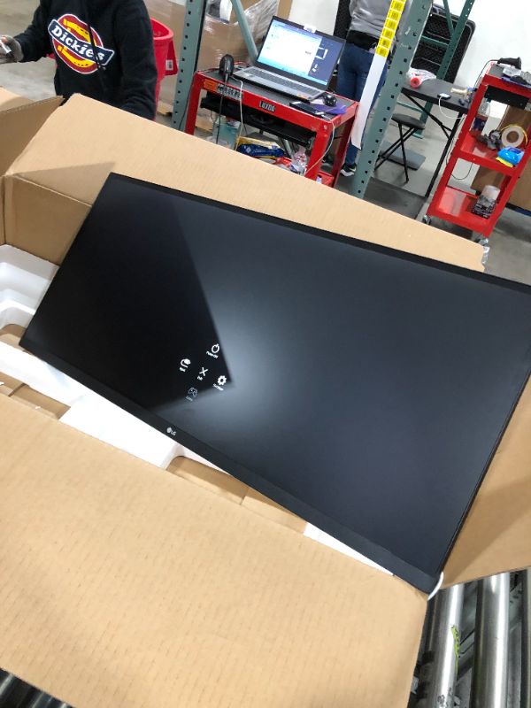 Photo 2 of LG 34WK650-W 34" UltraWide 21:9 IPS Monitor with HDR10 and FreeSync (2018), Black/White