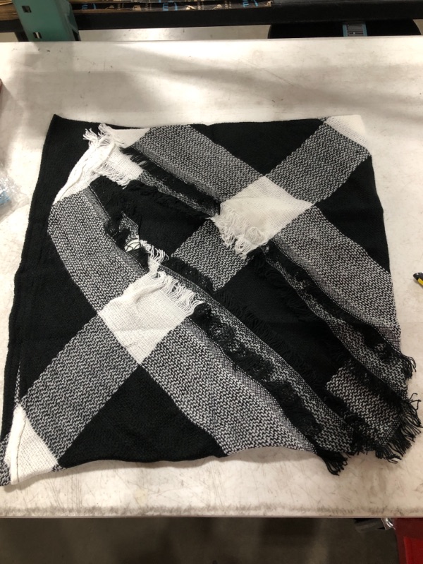 Photo 1 of WOMEN'S SCARF, BLACK/WHITE. ONE SIZE. 