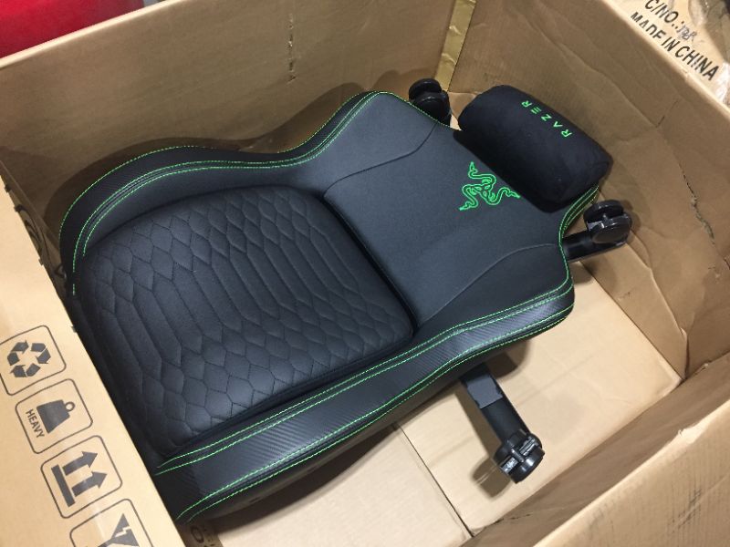 Photo 6 of Razer Iskur - Gaming chair with built-in lumbar support - Black/ Green