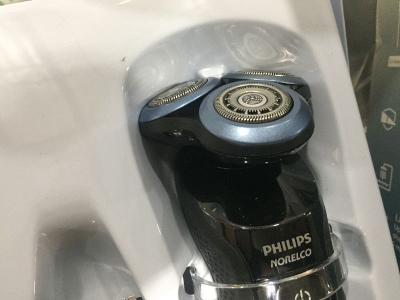 Photo 3 of Philips Norelco Series 6800 Wet & Dry Men's Rechargeable Electric Shaver - S6880/81
