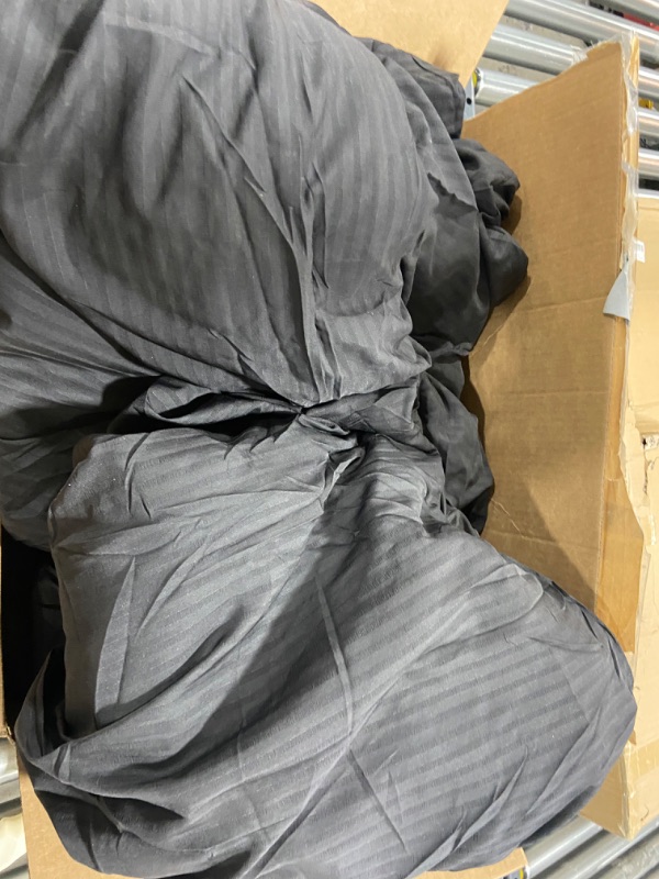 Photo 1 of Black Queen Sz Blanket