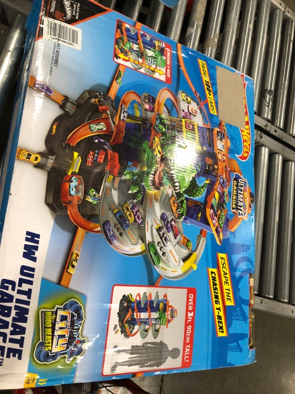 Photo 2 of Hot Wheels City Ultimate Garage FACTORY SEALED