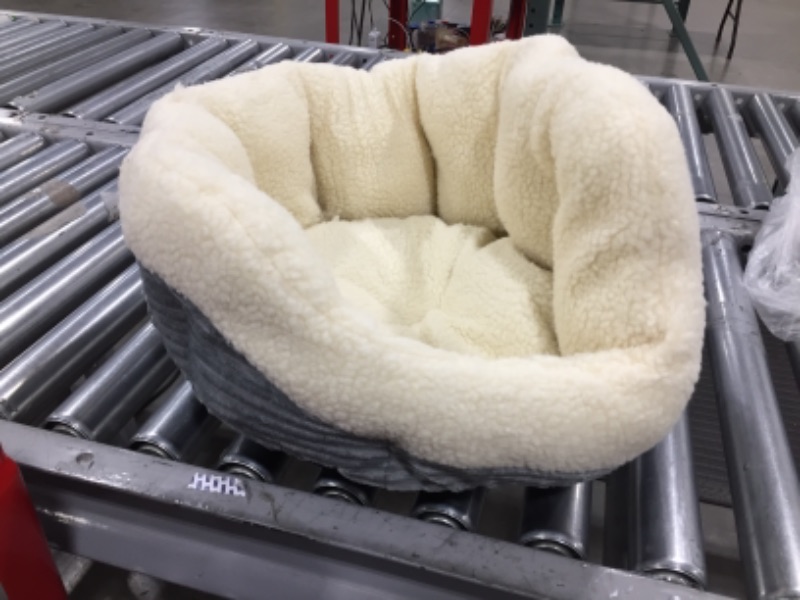 Photo 2 of Amazon Basics Warming Pet Bed For Cats or Dogs
