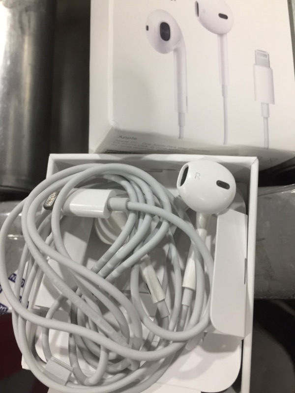 Photo 2 of Apple EarPods with Lightning Connector - White
